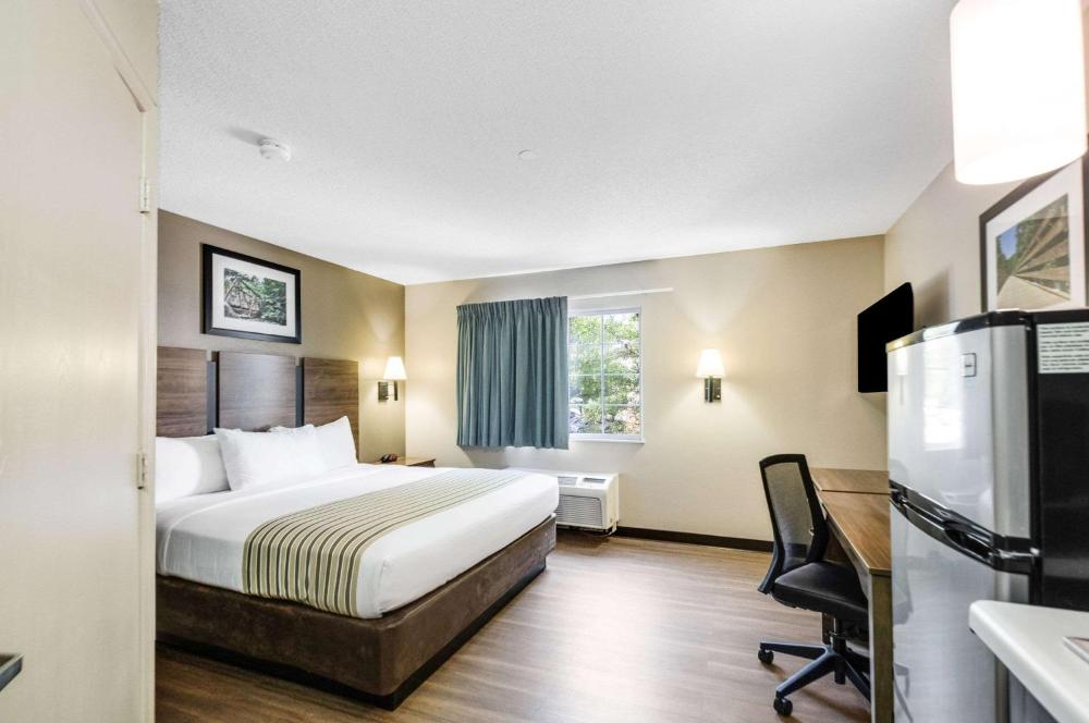 Efficiency King Room - Non-Smoking interior